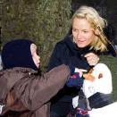 Crown Princess Mette-Marit and Prince Sverre Magnus with the snowman (Photo: Heiko Junge, Scanpix)